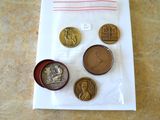 un sac de pièces de monnaie posé sur une table
