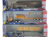 six camions miniatures dans une vitrine sur fond blanc
