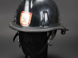 une image représentant un casque de pompier posé sur une tête de mannequin