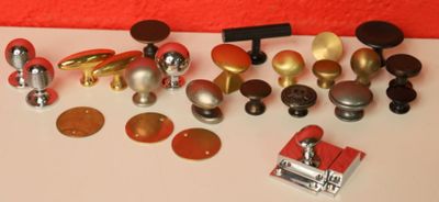de nombreux types différents de boutons et de poignées sur une table