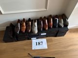 Plusieurs paires de chaussures pour homme sont alignées sur un porte-chaussures