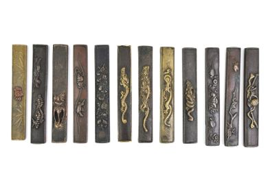 une rangée de briquets de différents types alignés sur une surface blanche