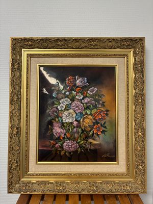 une image d'un tableau de fleurs dans un vase sur une table
