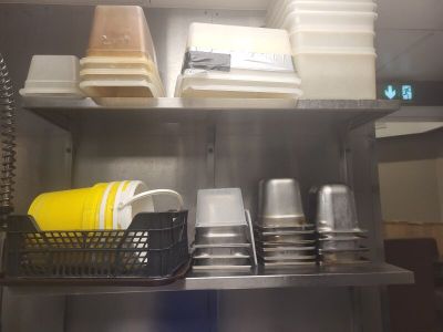 de nombreux récipients et boîtes sur l'étagère de la cuisine