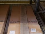 Plusieurs caisses en bois sont empilées sur une étagère dans un entrepôt