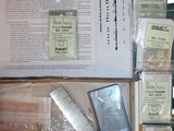 une boîte contenant divers objets, posée sur une table