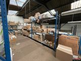 un grand entrepôt où s'entassent des cartons sur les étagères