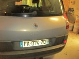 la photo d'une voiture argentée garée dans un garage