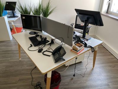 - 2 bench en stratifié blanc - 1 bench avec 2 petites parois…