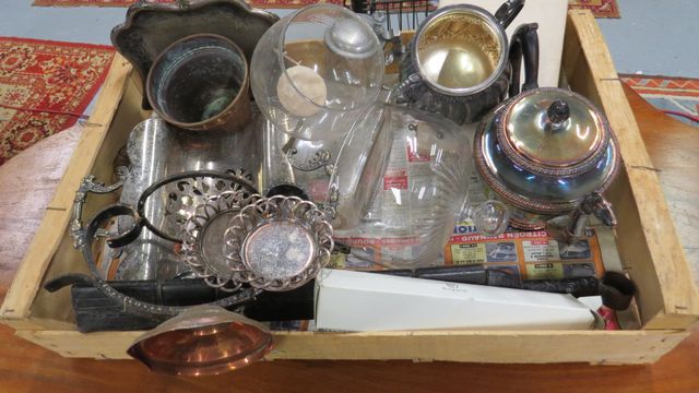 Une caisse : lot de métal argenté (ramasse miette, verseuse, sucr...