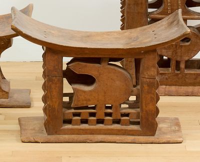 un banc en bois posé sur un parquet en bois dur