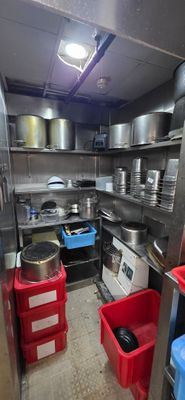 une cuisine où il y a beaucoup de casseroles et de poêles