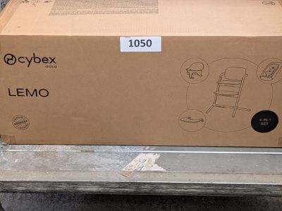 une boîte posée sur une table