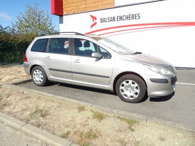 une voiture argentée garée sur le bord de la route