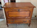 une commode en bois qui se trouve dans une pièce