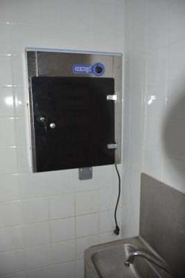 un lavabo dans une salle de bains, avec un miroir au-dessus