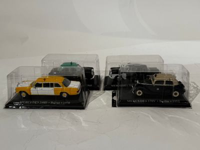 deux petites voitures exposées dans une vitrine