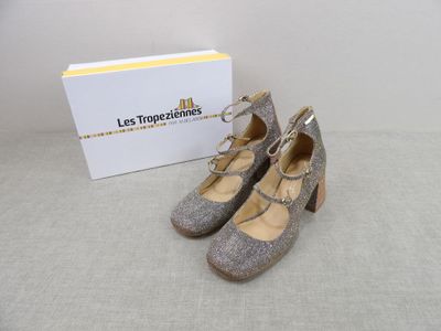 une paire de chaussures pour femme à lacets posée à côté d'une boîte