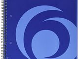 un cahier bleu à spirales dont la couverture est ornée d'un motif en spirale