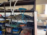 une pièce remplie d'une multitude de câbles de toutes sortes