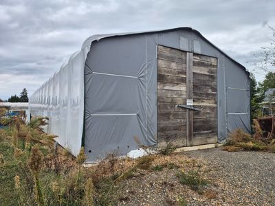 un grand bâtiment métallique recouvert d'une bâche