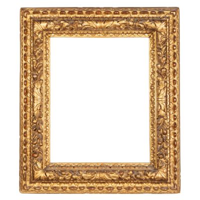 un cadre doré orné d'un motif décoratif sur fond blanc