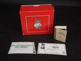 une boîte rouge dans laquelle se trouvent un billet et un autre billet