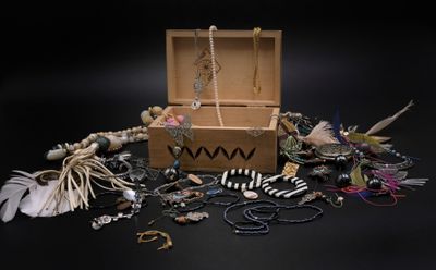 Lot De 25 Bijoux Fantaisie - 4 Colliers + 21 Boucles D'oreilles - Neufs Sans Emballage