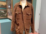 une veste marron posée sur un mannequin dans un musée
