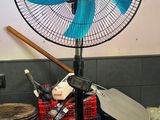 un ventilateur posé sur une table