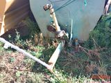 une photo d'un tracteur garé dans l'herbe