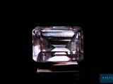 gros plan d'un diamant rose sur une surface noire