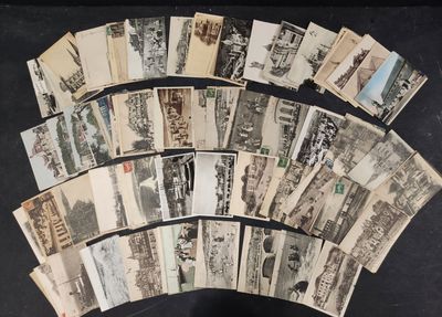 un lot de vieilles cartes postales posées sur une table