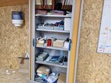 une pièce dans laquelle se trouvent une étagère et une bibliothèque