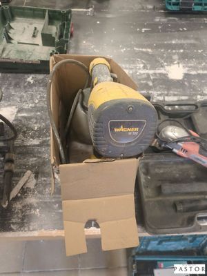 une boîte à outils posée sur une table dans un entrepôt