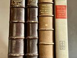 plusieurs vieux livres sont empilés sur une table