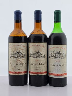 trois bouteilles de vin posées l'une à côté de l'autre sur une table