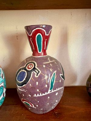 trois vases posés sur une étagère dans une pièce