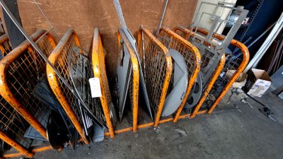 tout un tas de raquettes de tennis empilées les unes sur les autres