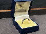 une boîte ouverte contenant une bague, posée sur une table