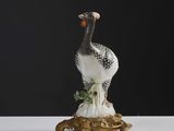 une figurine représentant un oiseau perché sur le dos d'une tortue