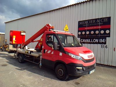 un camion rouge garé devant un bâtiment