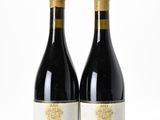 deux bouteilles de vin posées l'une à côté de l'autre sur une table