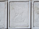 trois blocs de marbre blanc ornés de sculptures représentant des oiseaux et des fleurs