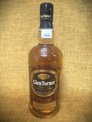 une photo d'une bouteille de whisky Glen Turner posée sur une table