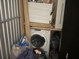 un lave-linge et un sèche-linge dans une petite pièce