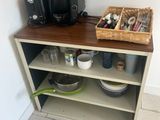 une cafetière posée sur une étagère dans un coin de la pièce
