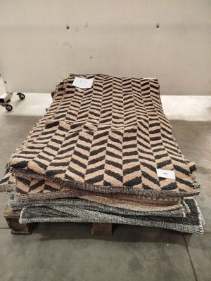 une pile de couvertures posée sur une palette en bois