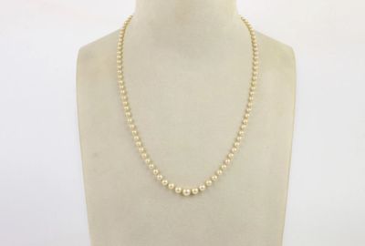 un collier de perles blanches sur un mannequin