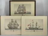 trois reproductions encadrées représentant des navires, exposées sur une étagère